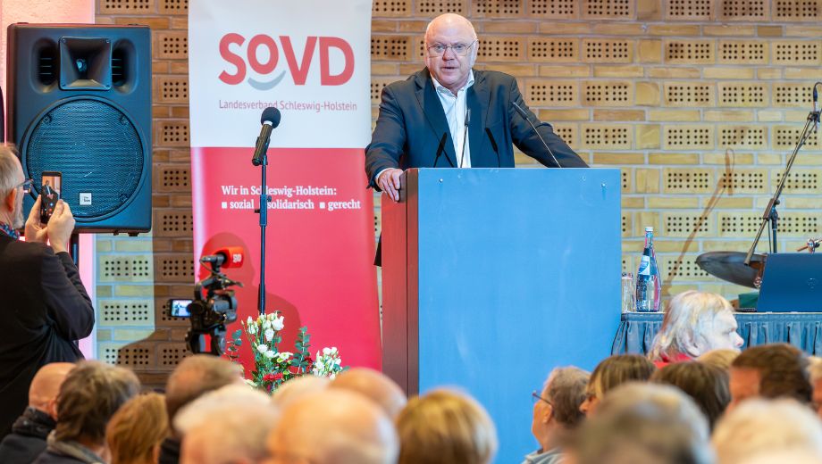 Dr. Ulrich Schneider bei seiner Rede: "Deutschland steht als Sozialstaat auf der Kippe!" Dr. Ulrich Schneider bei seiner Rede: "Deutschland steht als Sozialstaat auf der Kippe!"