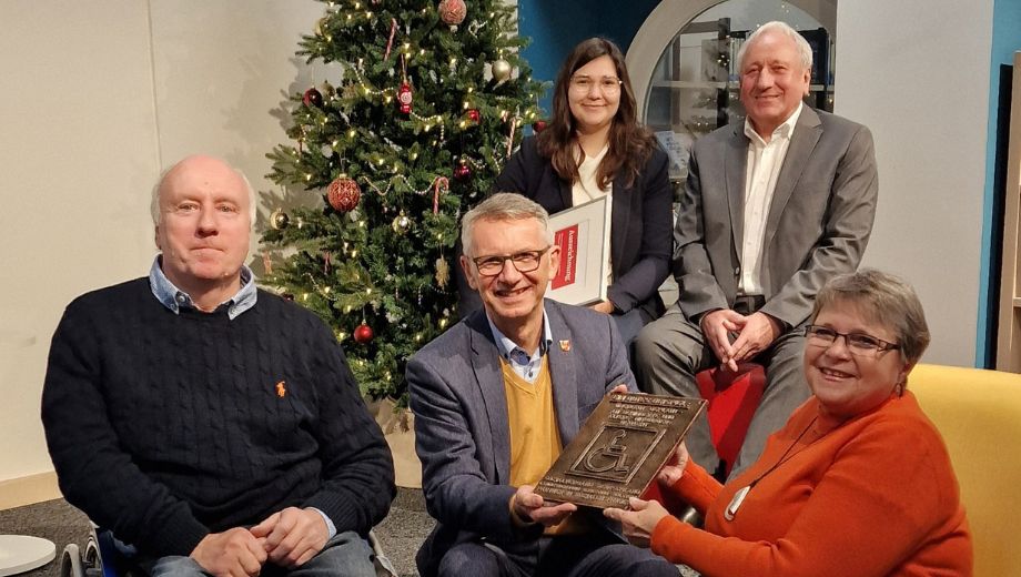 Die Stadtbücherei in Wahlstedt ist mit dem Gütesiegel des SoVD ausgezeichnet worden.